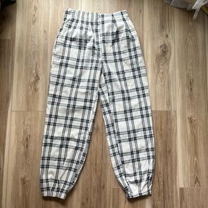 High waist comfy plaid joggers.